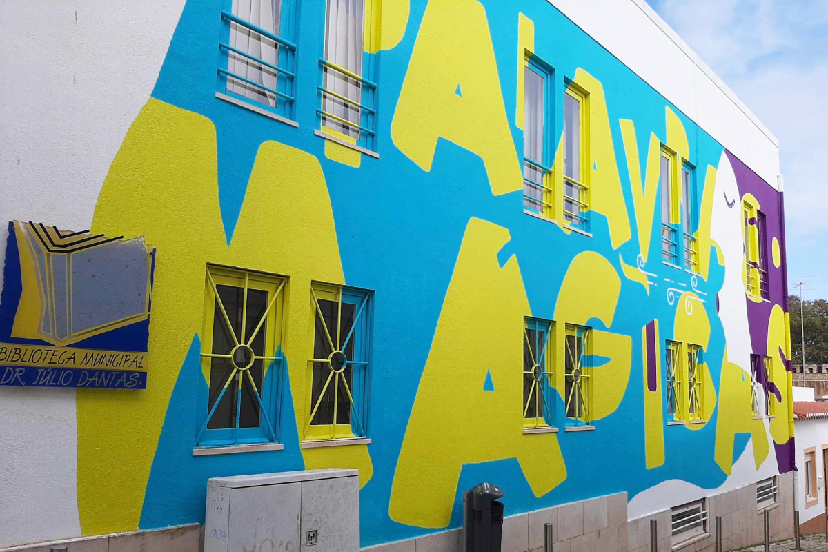 Mural Palavras Mágicas de Paula Gonçalves e BIGOD - Biblioteca Municipal de Lagos
